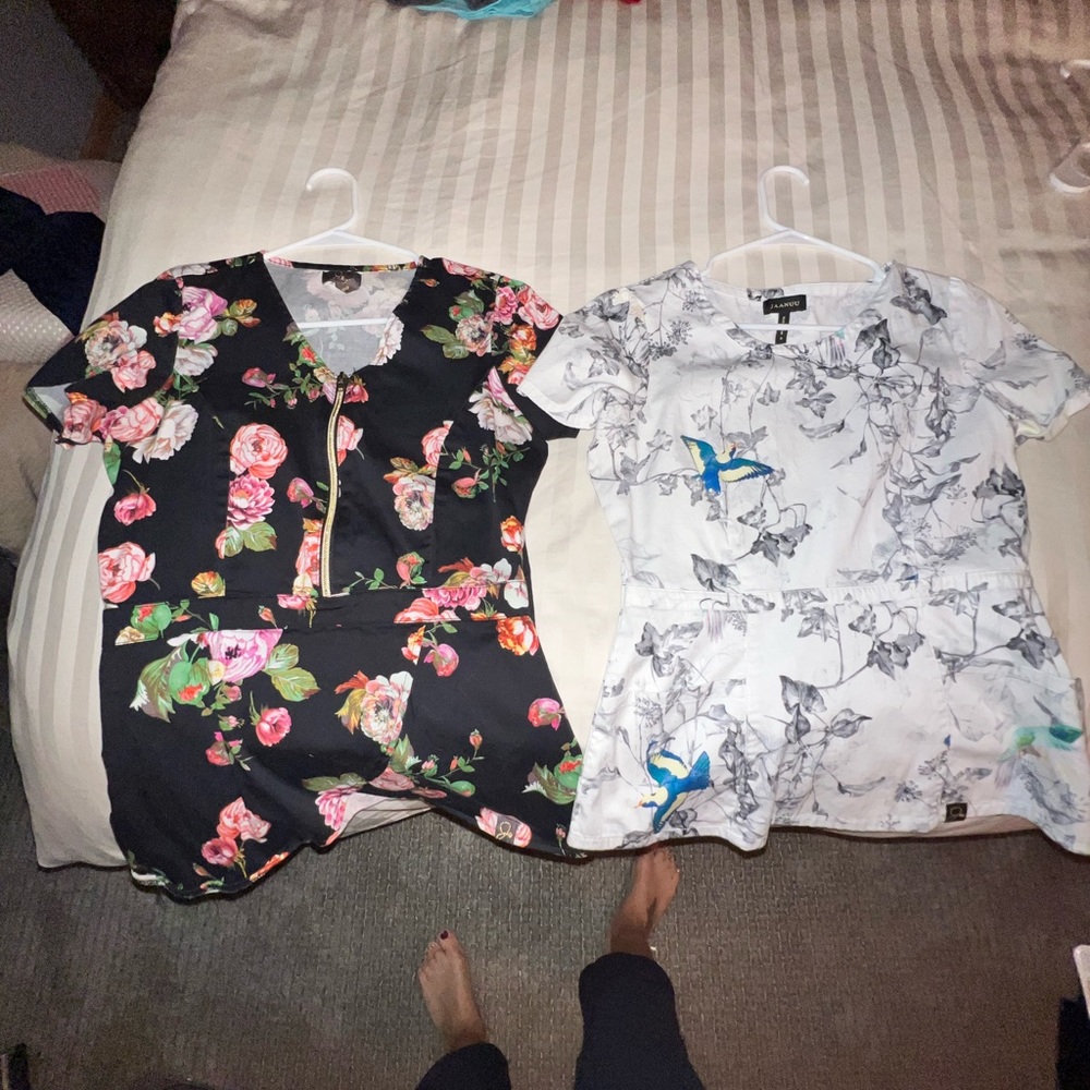 Set of two gorgeous small Jaanuu scrub tops!